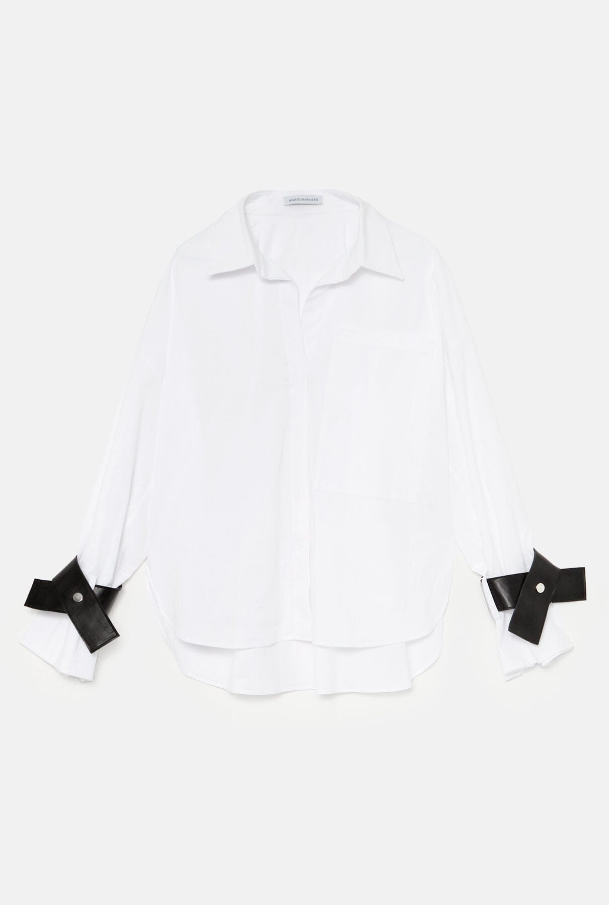 Camisa oversize blanca con puños de cuero negro