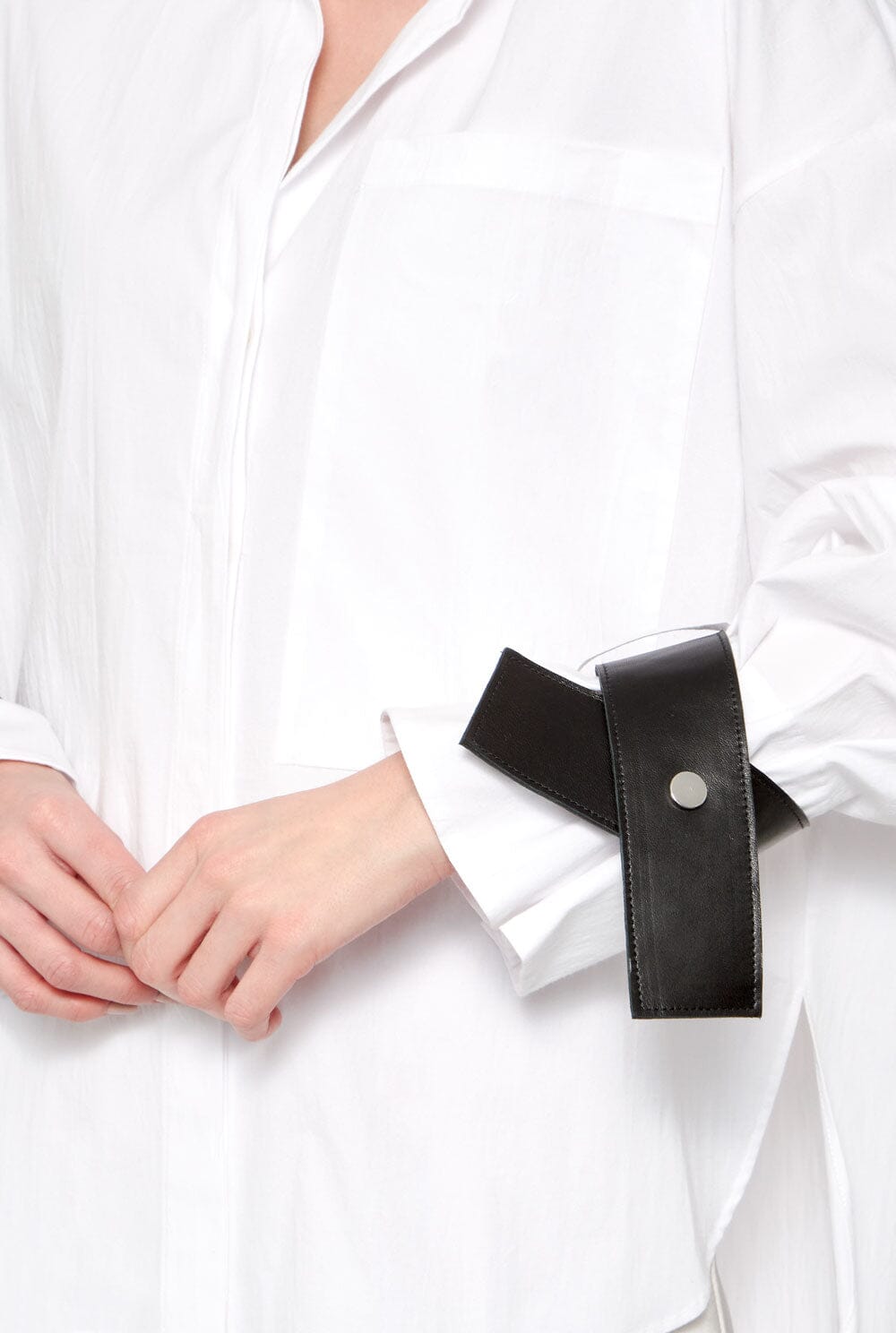 Camisa oversize blanca con puños de cuero negro