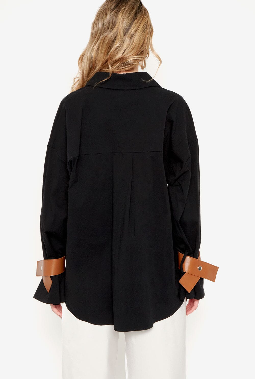 Camisa oversize negra con puños de cuero camel