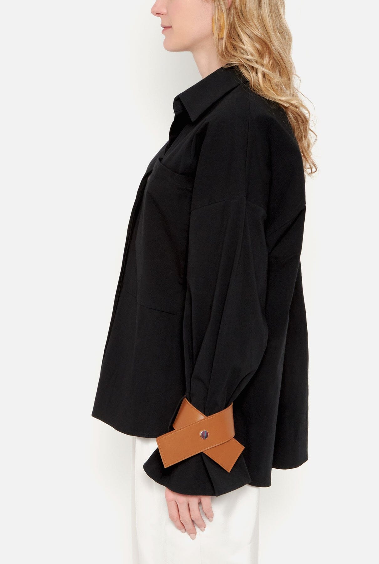 Camisa oversize negra con puños de cuero camel