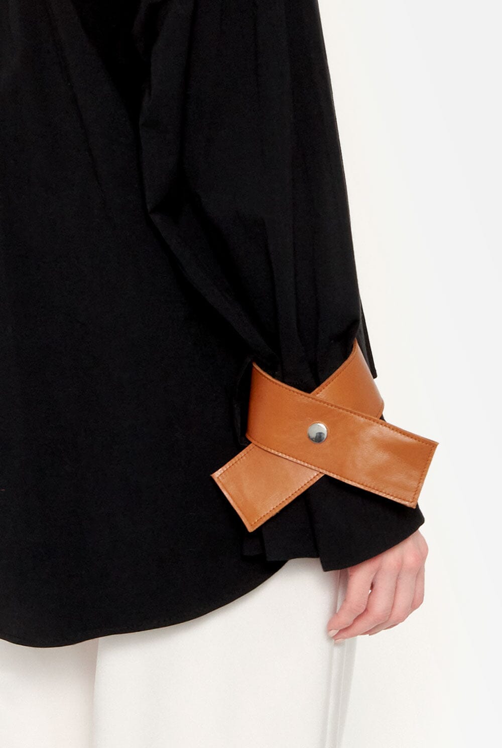 Camisa oversize negra con puños de cuero camel