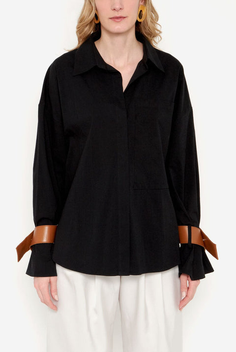 Camisa oversize negra con puños de cuero camel