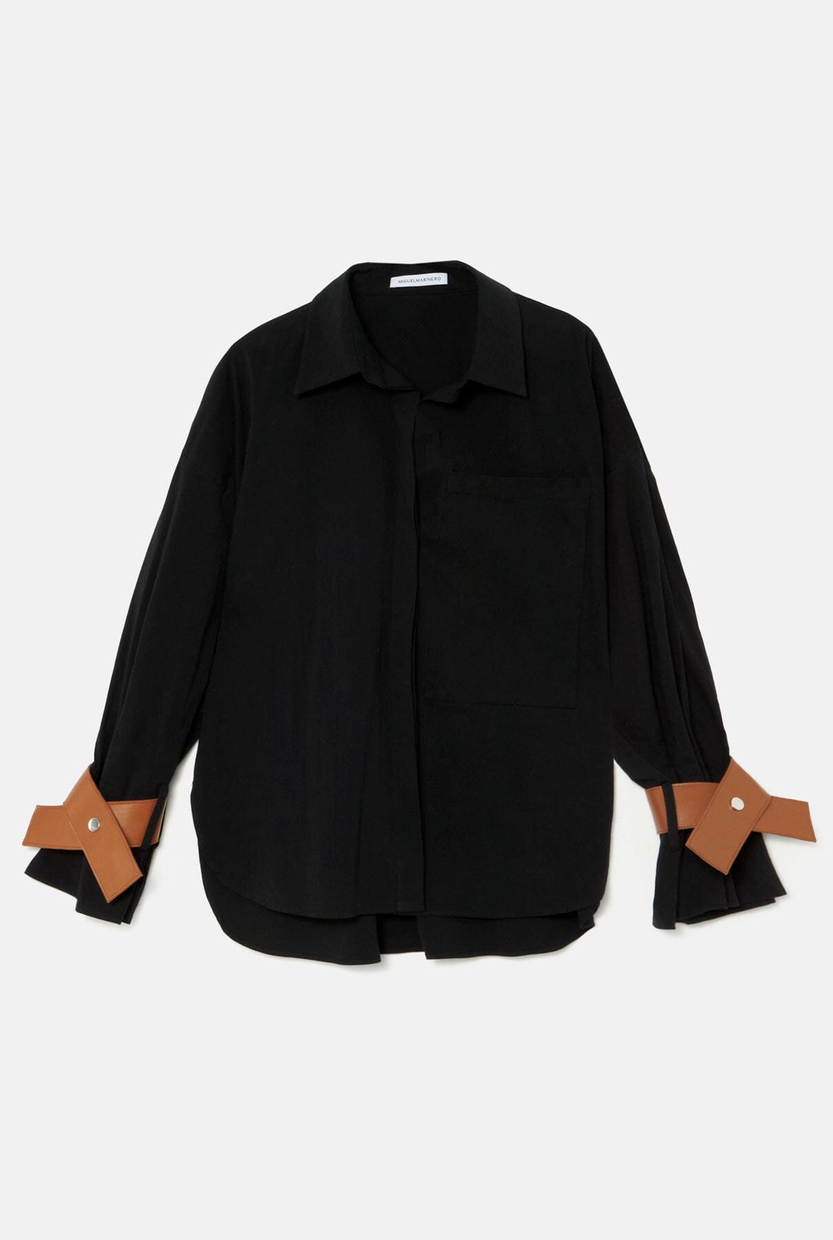 Camisa oversize negra con puños de cuero camel
