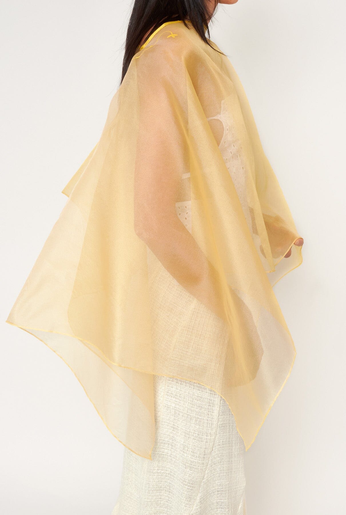 Capa de organza amarilla