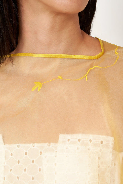Capa de organza amarilla