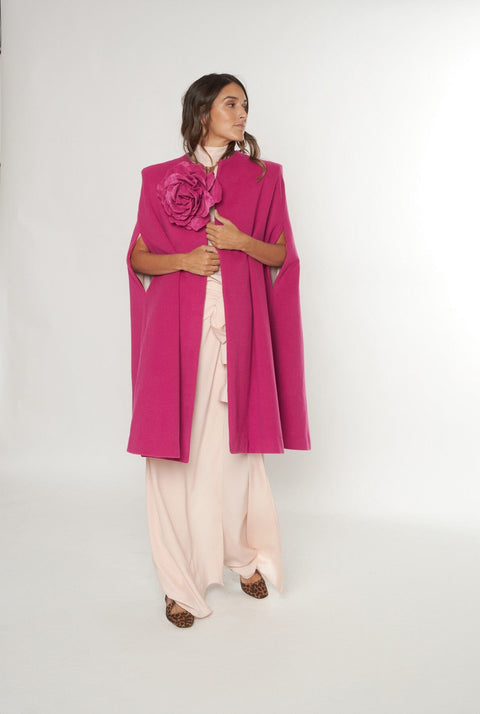 Capa de lana cashmere fucsia con flor