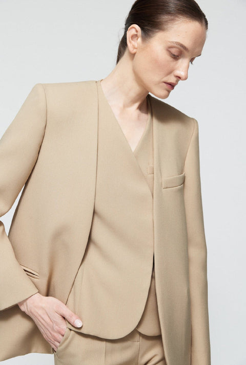 Chaleco cruzado de lana beige