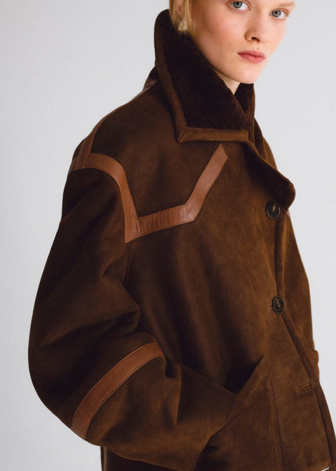Chaqueta de pelo y detalles de cuero