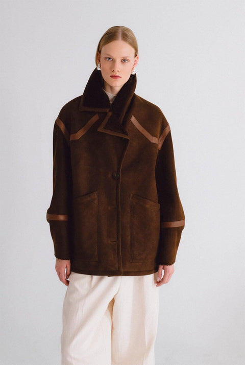 Chaqueta de pelo y detalles de cuero