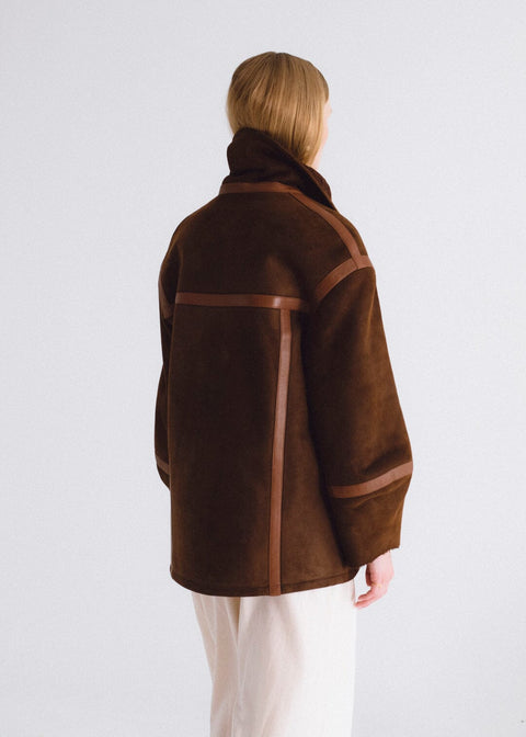 Chaqueta de pelo y detalles de cuero