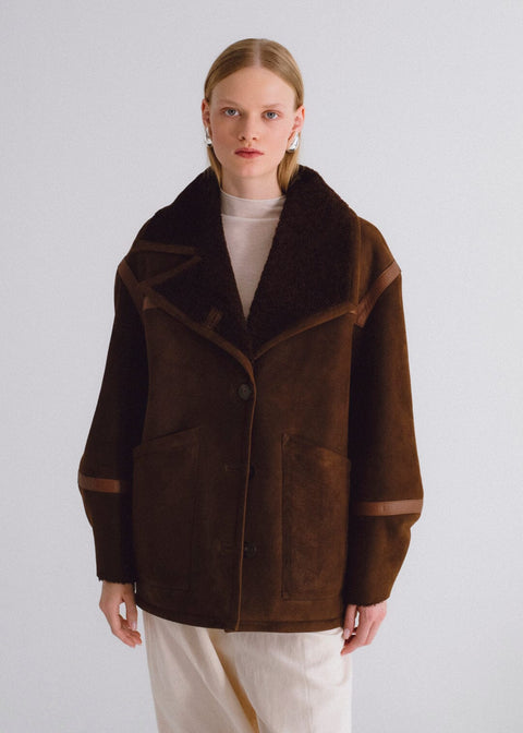 Chaqueta de pelo y detalles de cuero