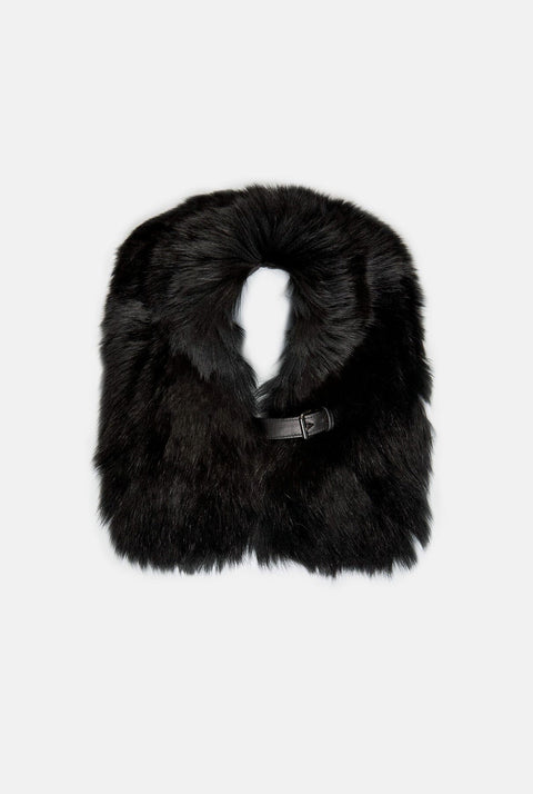 Cuello de pelo negro