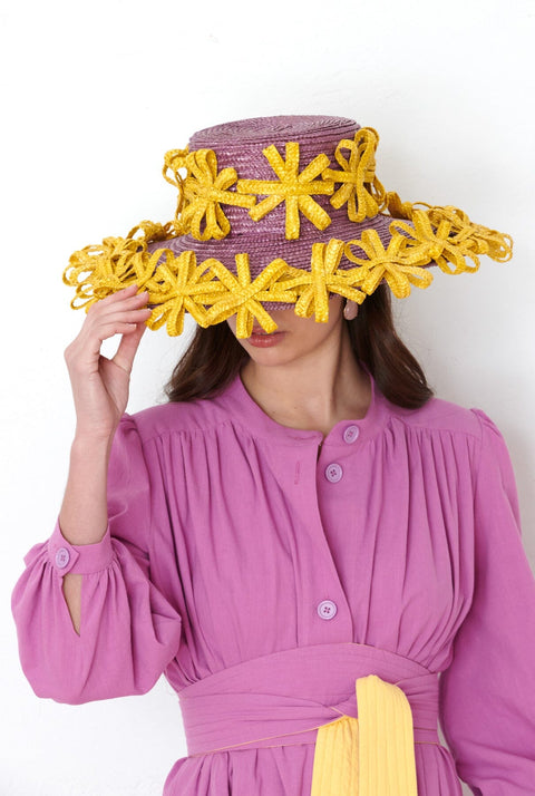 Sombrero morado doble fila flores amarillas