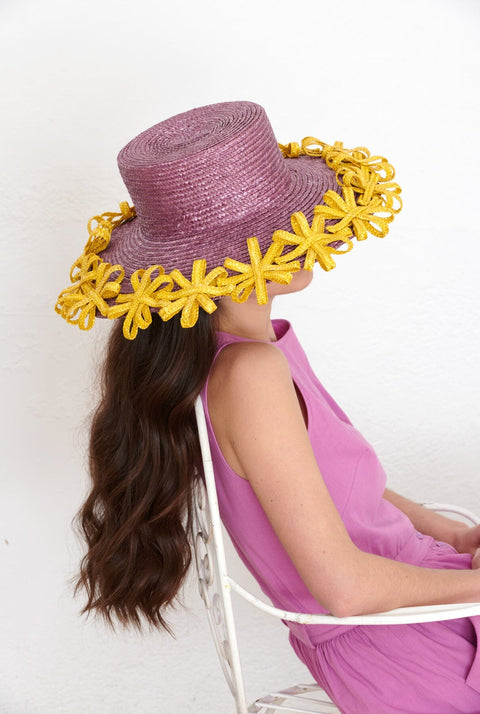 Sombrero morado una fila flores amarillas