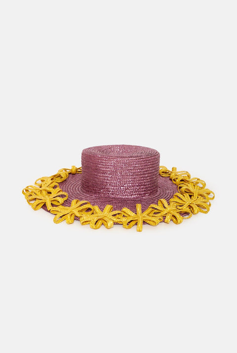 Sombrero morado una fila flores amarillas