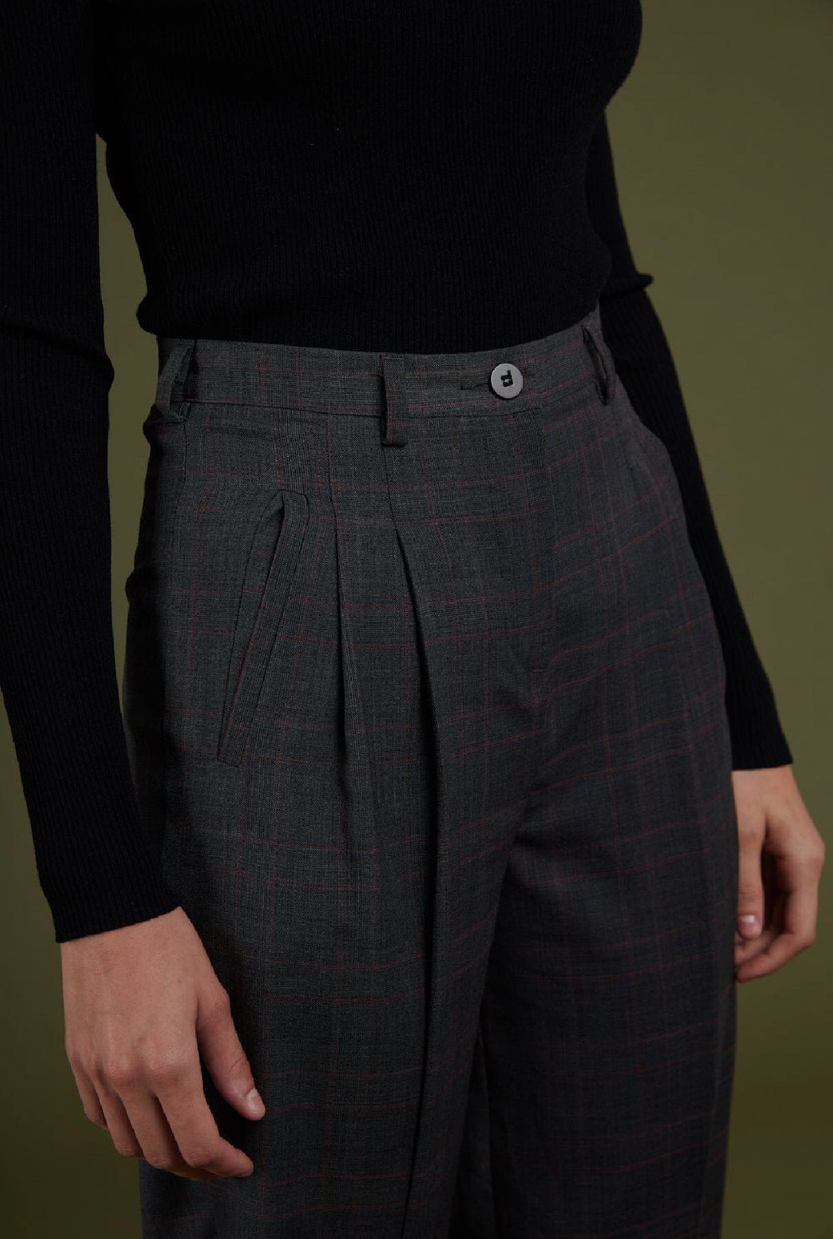 Pantalón gris y cuadro burdeos