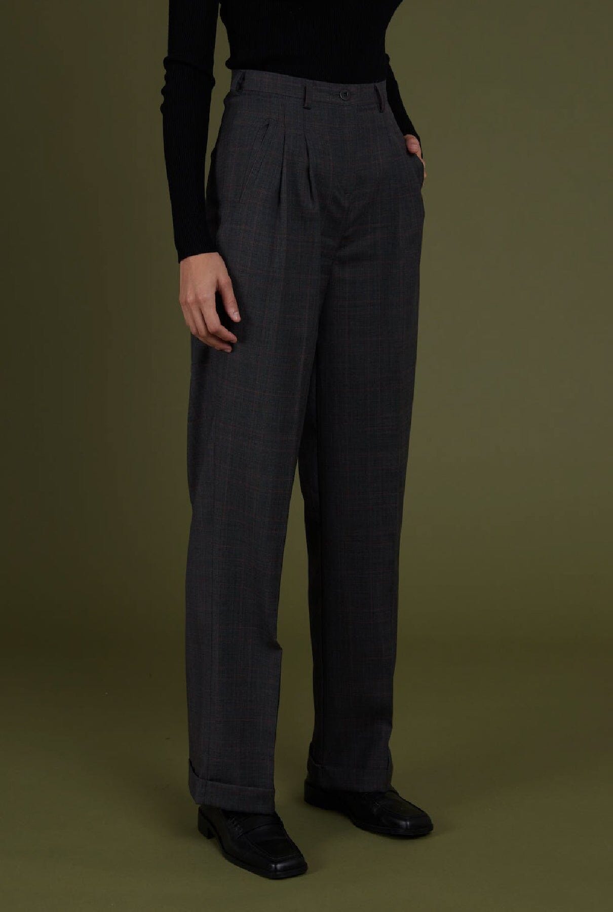 Pantalón gris y cuadro burdeos