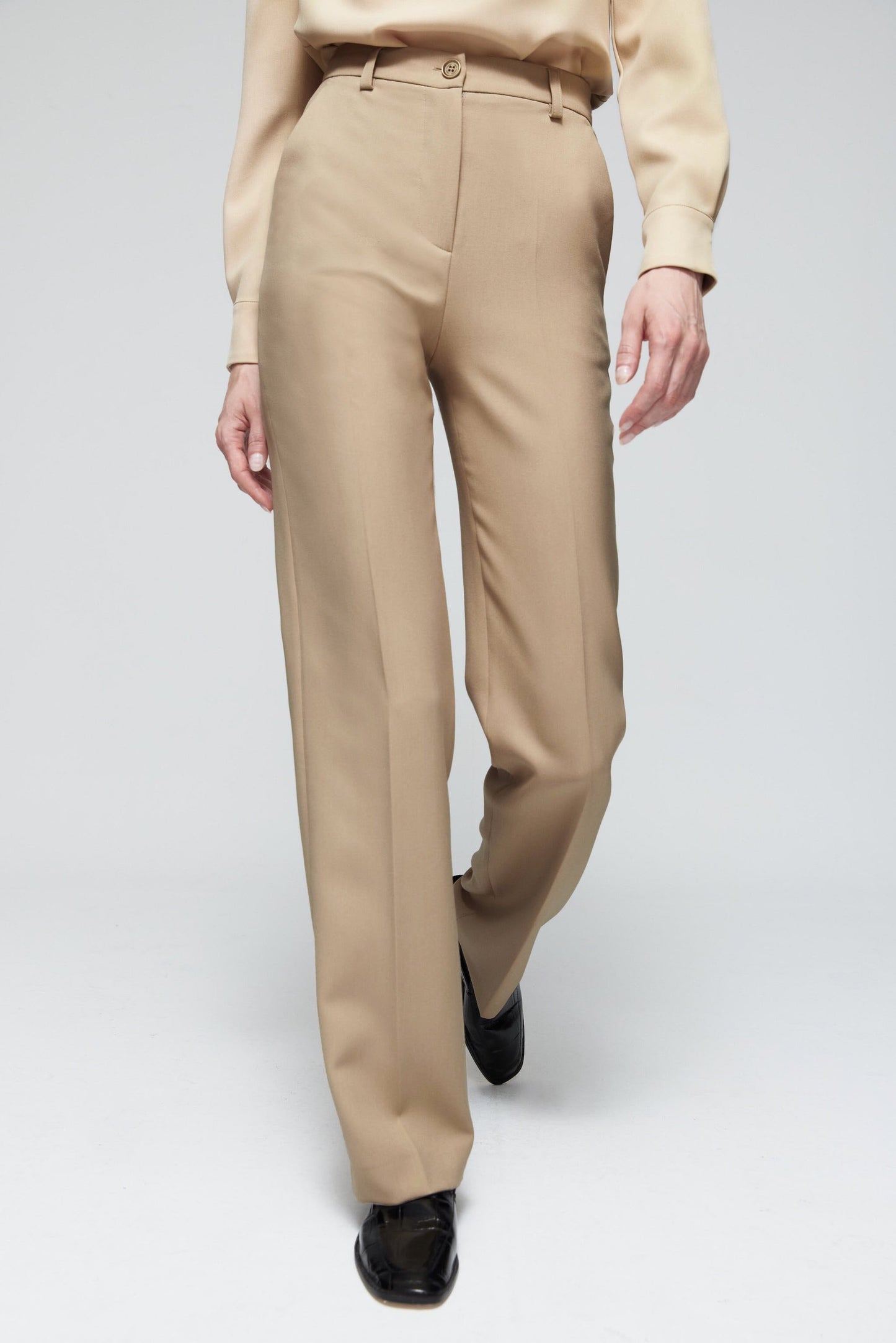 Pantalón recto de lana beige