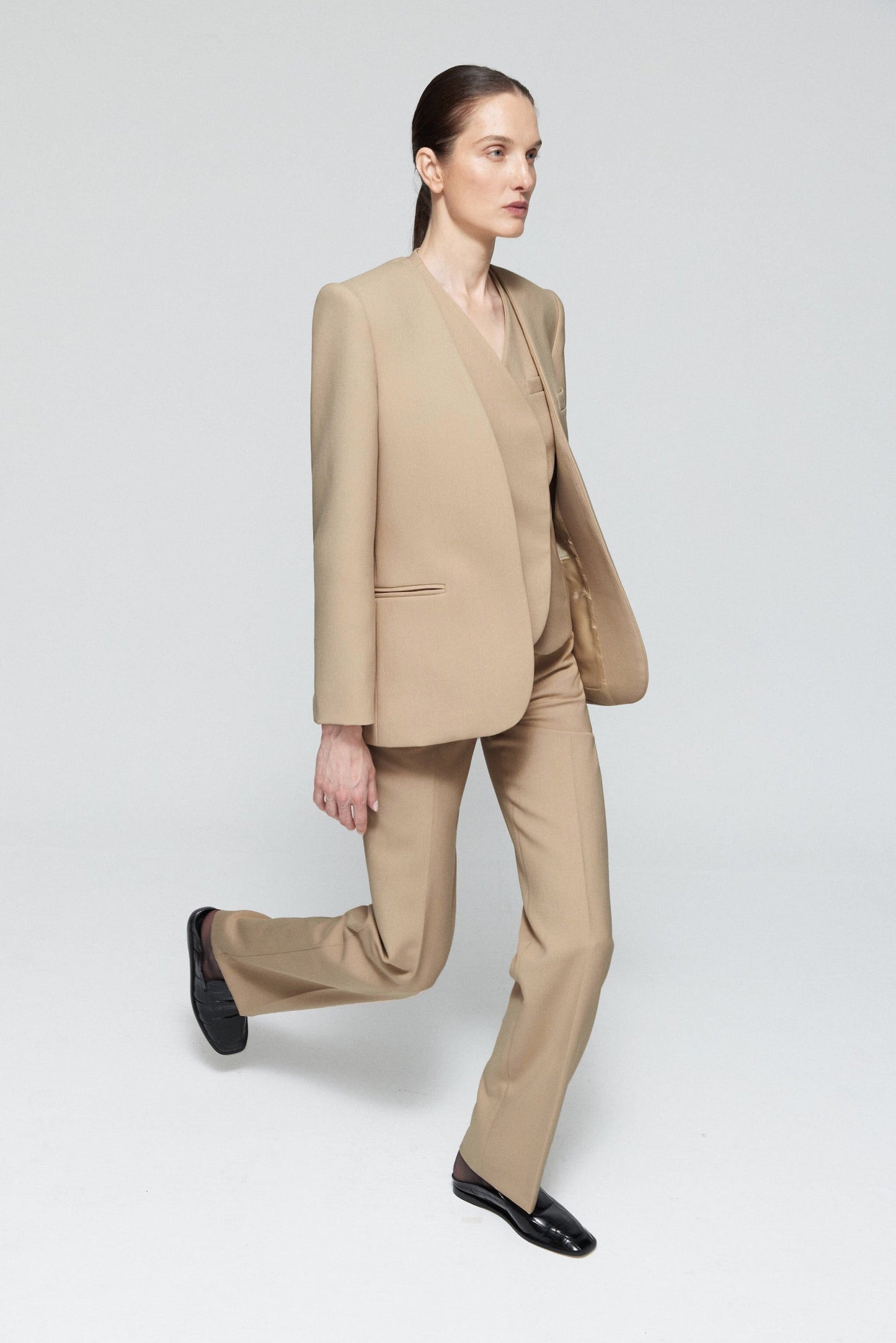 Pantalón recto de lana beige