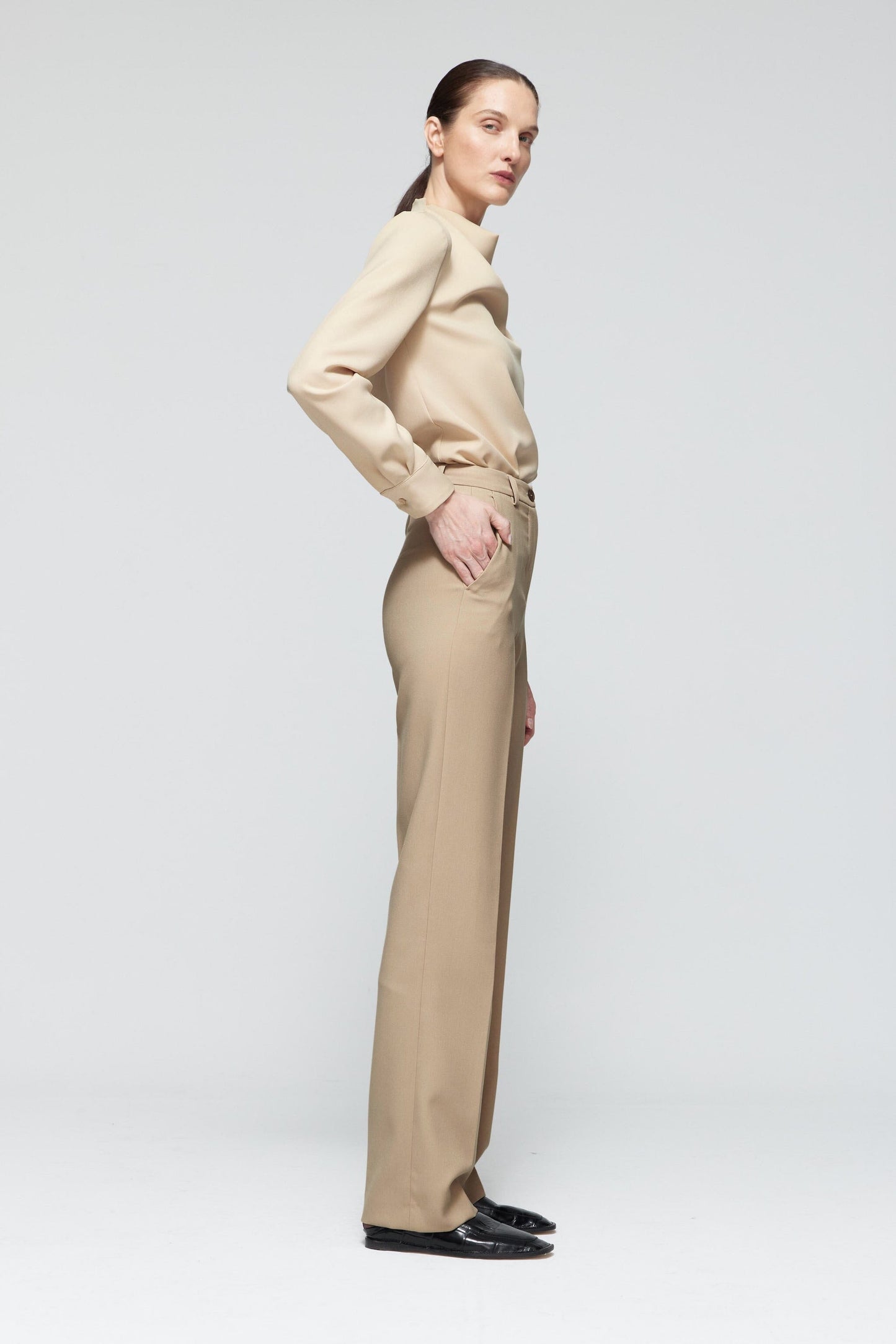 Pantalón recto de lana beige