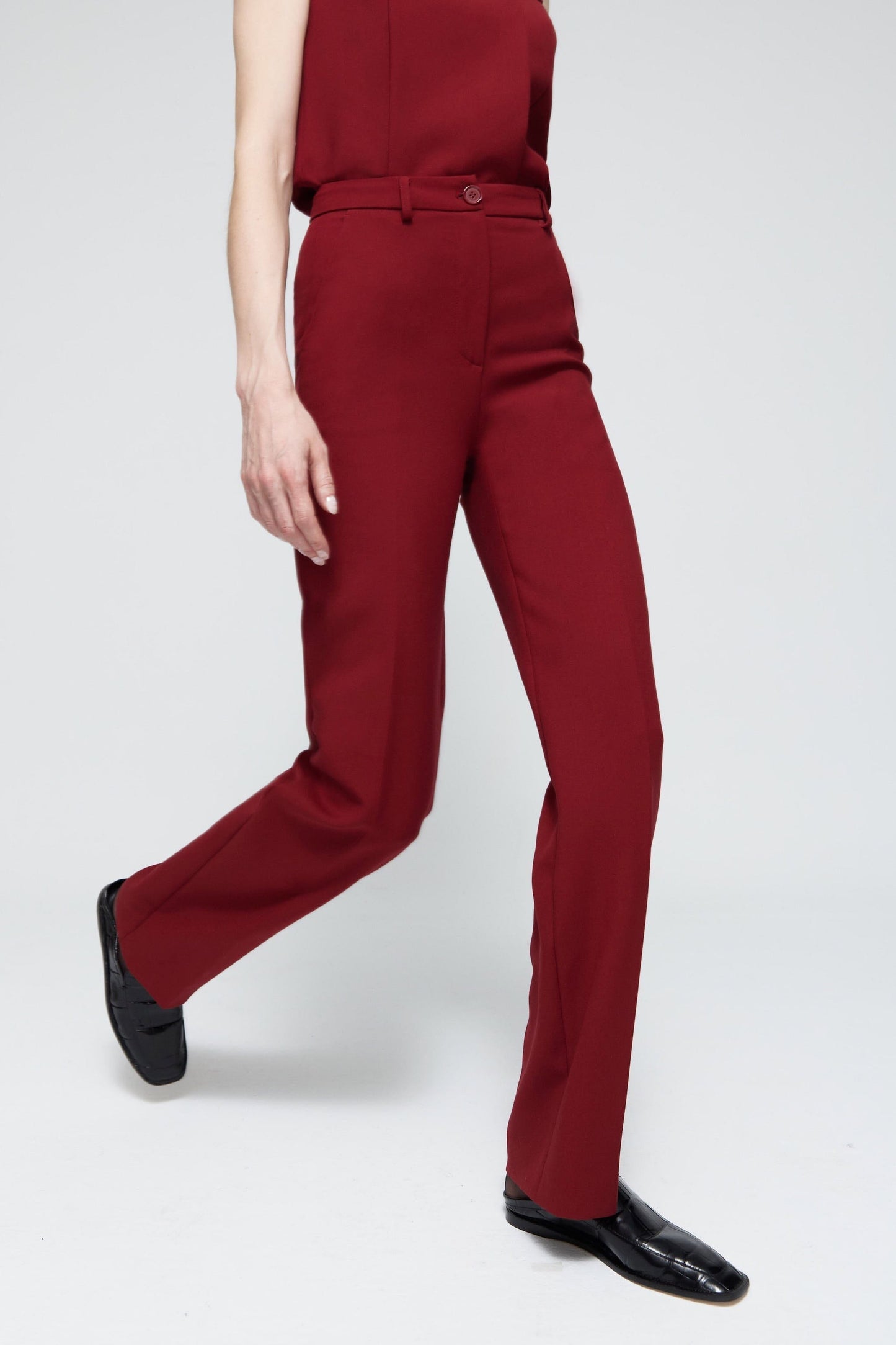 Pantalón recto de lana de color burdeos
