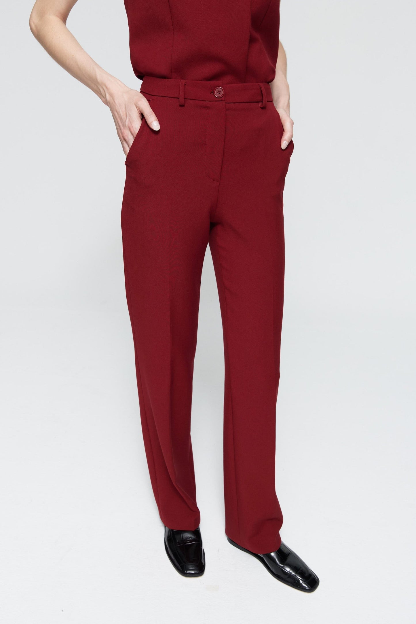 Pantalón recto de lana de color burdeos