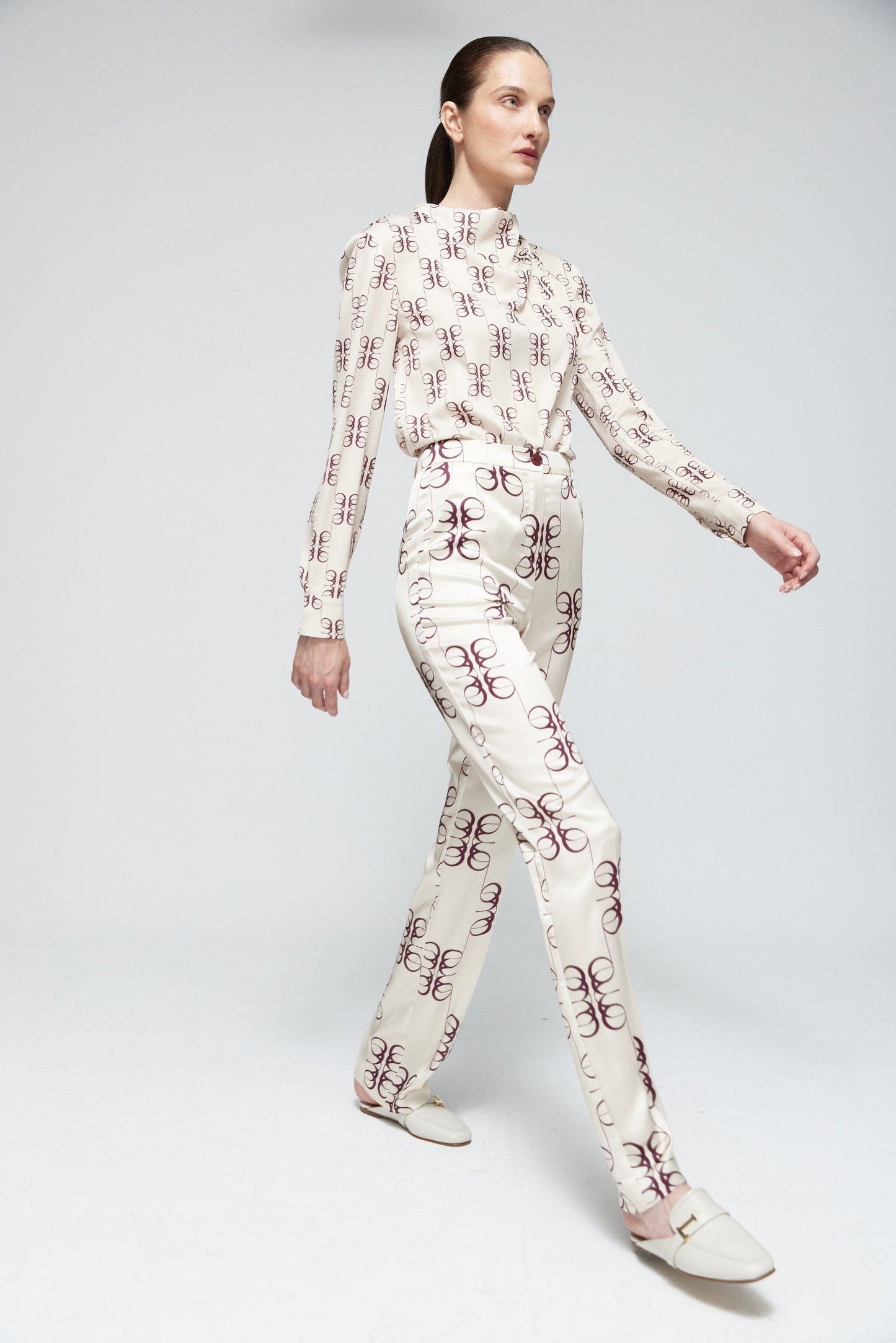 Pantalón recto satén estampado beige