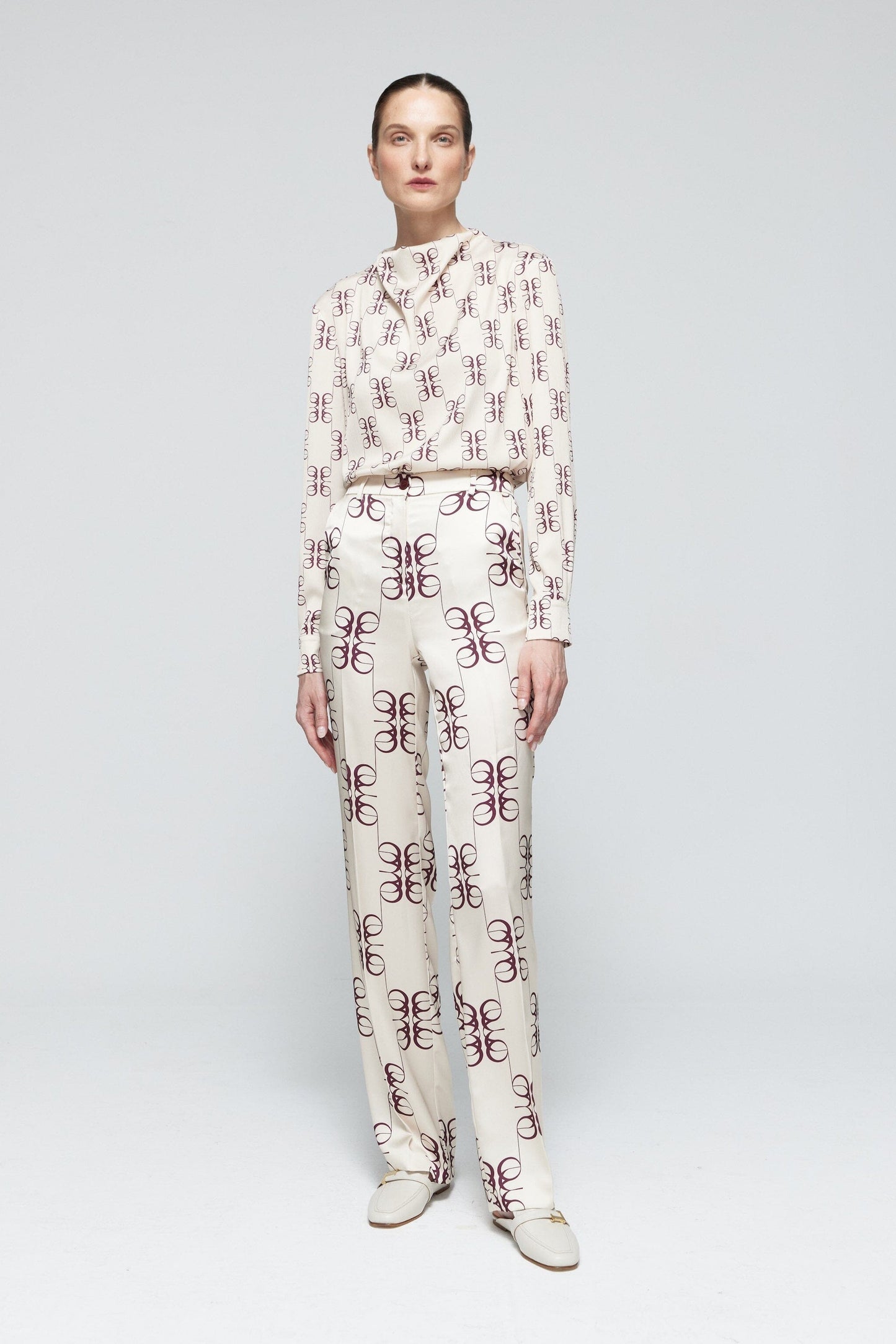 Pantalón recto satén estampado beige