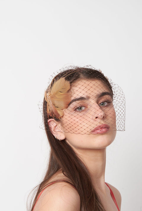 TOCADO MARIPOSA CON PLUMAS MARRON