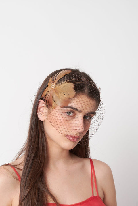 TOCADO MARIPOSA CON PLUMAS MARRON