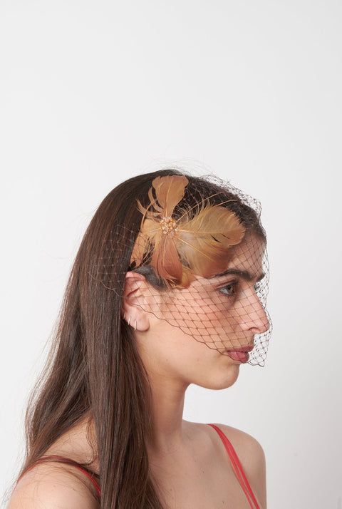 TOCADO MARIPOSA CON PLUMAS MARRON