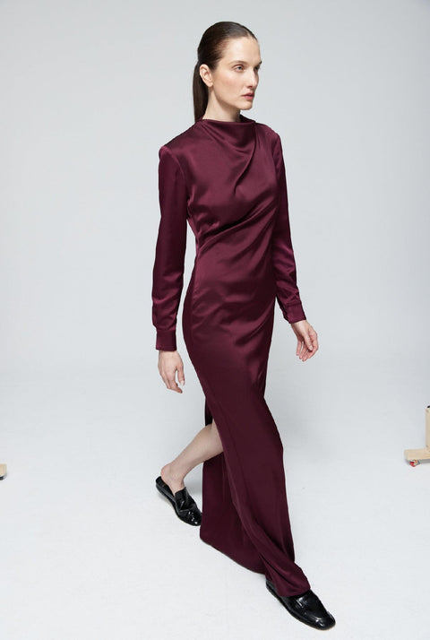 Vestido drapeado cuello perkins satén burdeos