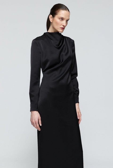 Vestido drapeado cuello perkins satén negro